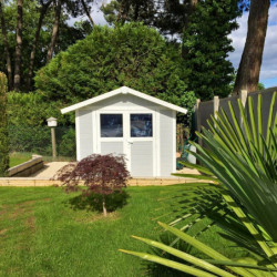 Abri de jardin en PVC 4,9m² DECO gris clair et blanc Grosfillex