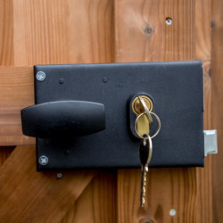 Abri bois thermowood 24,30m² Thermabri + toiture en acier HABRITA