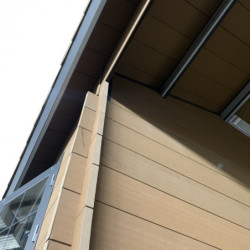 Maisonnette de jardin en bois composite avec terrasse Woodlife