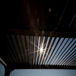 Pergola bioclimatique 10,80m² alu + toit avec lames ovales HABRITA
