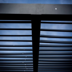 Pergola bioclimatique 10,80m² alu + toit avec lames ovales HABRITA