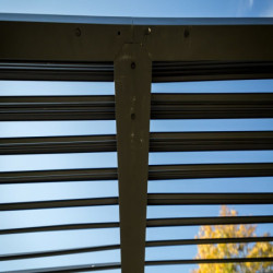 Pergola bioclimatique 10,80m² alu + toit avec lames ovales HABRITA