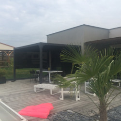 Pergola bioclimatique 10,80m² alu + toit lames ovales + rideau HABRITA