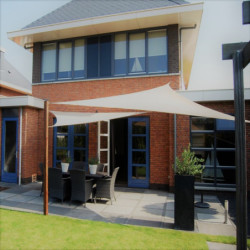 Voile d'ombrage triangulaire 500x500x500cm crème