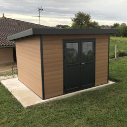 Abri toit plat en composite couleur bois 9m² porte alu Woodlife Garden