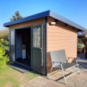 Abri toit plat en composite couleur bois 9m² porte alu Woodlife Garden