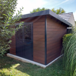 Abri toit plat en composite couleur bois 9m² porte alu Woodlife Garden