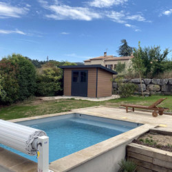 Abri toit plat en composite couleur bois 9m² porte alu Woodlife Garden