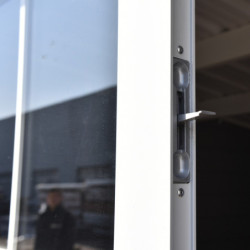 Abri toit plat en composite couleur anthracite 9m² porte alu Woodlife Garden