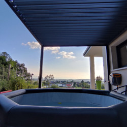 Pergola autoportante en alu gris avec lames orientable 3x4m Ombrea