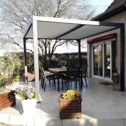 Pergola bioclimatique 10,80m² alu gris + toit avec lames écru HABRITA