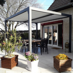 Pergola bioclimatique 10,80m² alu gris + toit avec lames écru HABRITA