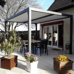 Pergola bioclimatique 10,80m² alu gris + toit avec lames écru HABRITA