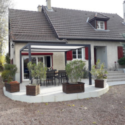 Pergola bioclimatique 10,80m² alu gris + toit avec lames écru HABRITA