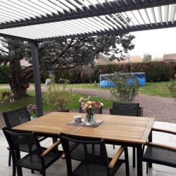 Pergola bioclimatique 10,80m² alu gris + toit avec lames écru HABRITA
