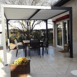 Pergola bioclimatique 10,80m² alu gris + toit avec lames écru HABRITA
