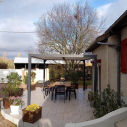 Pergola bioclimatique 10,80m² alu gris + toit avec lames écru HABRITA