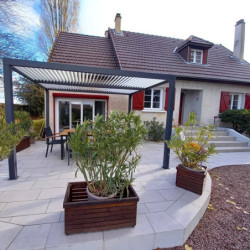 Pergola bioclimatique 10,80m² alu gris + toit avec lames écru HABRITA