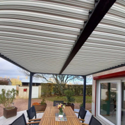 Pergola bioclimatique 10,80m² alu gris + toit avec lames écru HABRITA
