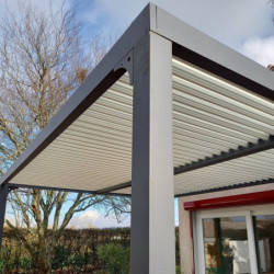 Pergola bioclimatique 10,80m² alu gris + toit avec lames écru HABRITA