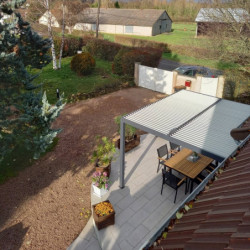 Pergola bioclimatique 10,80m² alu gris + toit avec lames écru HABRITA