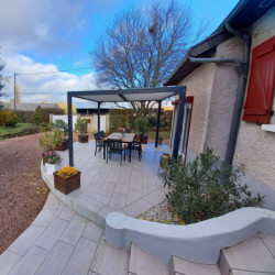 Pergola bioclimatique 10,80m² alu gris + toit avec lames écru HABRITA