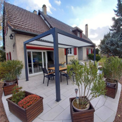 Pergola bioclimatique 10,80m² alu gris + toit avec lames écru HABRITA