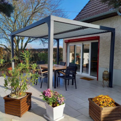 Pergola bioclimatique 10,80m² alu gris + toit avec lames écru HABRITA