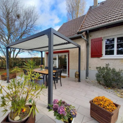 Pergola bioclimatique 10,80m² alu gris + toit avec lames écru HABRITA