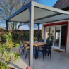 Pergola bioclimatique 10,80m² alu gris + toit avec lames écru HABRITA