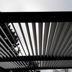 Pergola bioclimatique 10,80m² alu gris + toit avec lames écru HABRITA