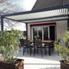 Pergola bioclimatique 10,80m² alu gris + toit avec lames écru HABRITA