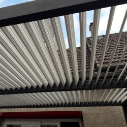 Pergola bioclimatique 10,80m² alu gris + toit avec lames écru HABRITA
