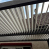 Pergola bioclimatique 10,80m² alu gris + toit avec lames écru HABRITA