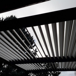 Pergola bioclimatique 10,80m² alu gris + toit avec lames écru HABRITA