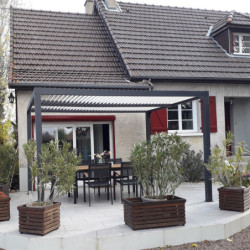 Pergola bioclimatique 10,80m² alu gris + toit avec lames écru HABRITA