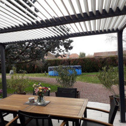 Pergola bioclimatique 10,80m² alu gris + toit avec lames écru HABRITA