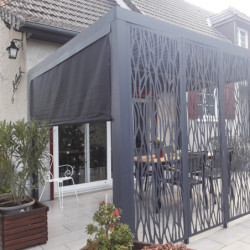 Pergola en alu gris 10,80m² + 5 panneaux déco + rideau latéral Habrita