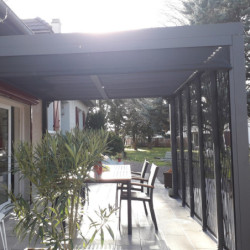 Pergola en alu gris 10,80m² + 5 panneaux déco + rideau latéral Habrita