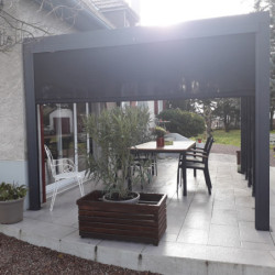 Pergola en alu gris 10,80m² + 5 panneaux déco + rideau latéral Habrita