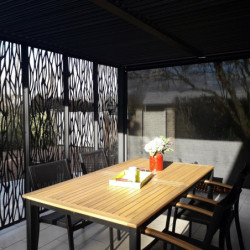 Pergola en alu gris 10,80m² + 5 panneaux déco + rideau latéral Habrita