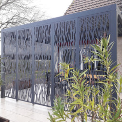 Pergola en alu gris 10,80m² + 5 panneaux déco + rideau latéral Habrita