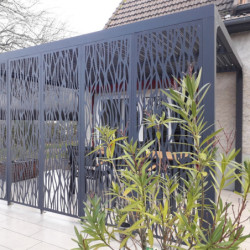 Pergola en alu gris 10,80m² + 5 panneaux déco + rideau latéral Habrita