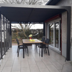 Pergola en alu gris 10,80m² + 5 panneaux déco + rideau latéral Habrita