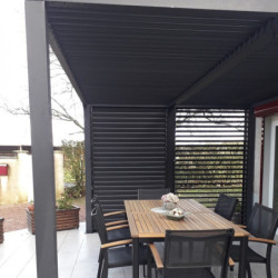 Pergola en alu gris 10,80m² + 2 panneaux de ventelles latérales Habrita
