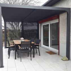 Pergola en alu gris 10,80m² + 2 panneaux de ventelles latérales Habrita