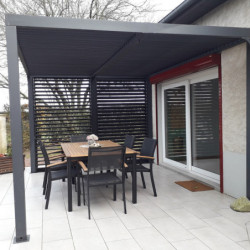 Pergola en alu gris 10,80m² + 2 panneaux de ventelles latérales Habrita