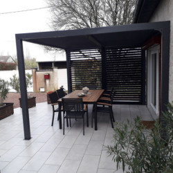 Pergola en alu gris 10,80m² + 2 panneaux de ventelles latérales Habrita