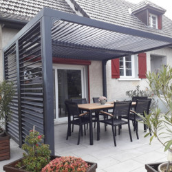 Pergola en alu gris 10,80m² + 2 panneaux de ventelles latérales Habrita