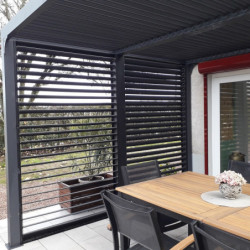 Pergola en alu gris 10,80m² + 2 panneaux de ventelles latérales Habrita